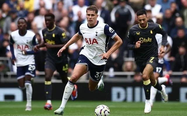 英超第一带刀后卫！24岁中卫狂轰6球稳坐队内射手王宝座