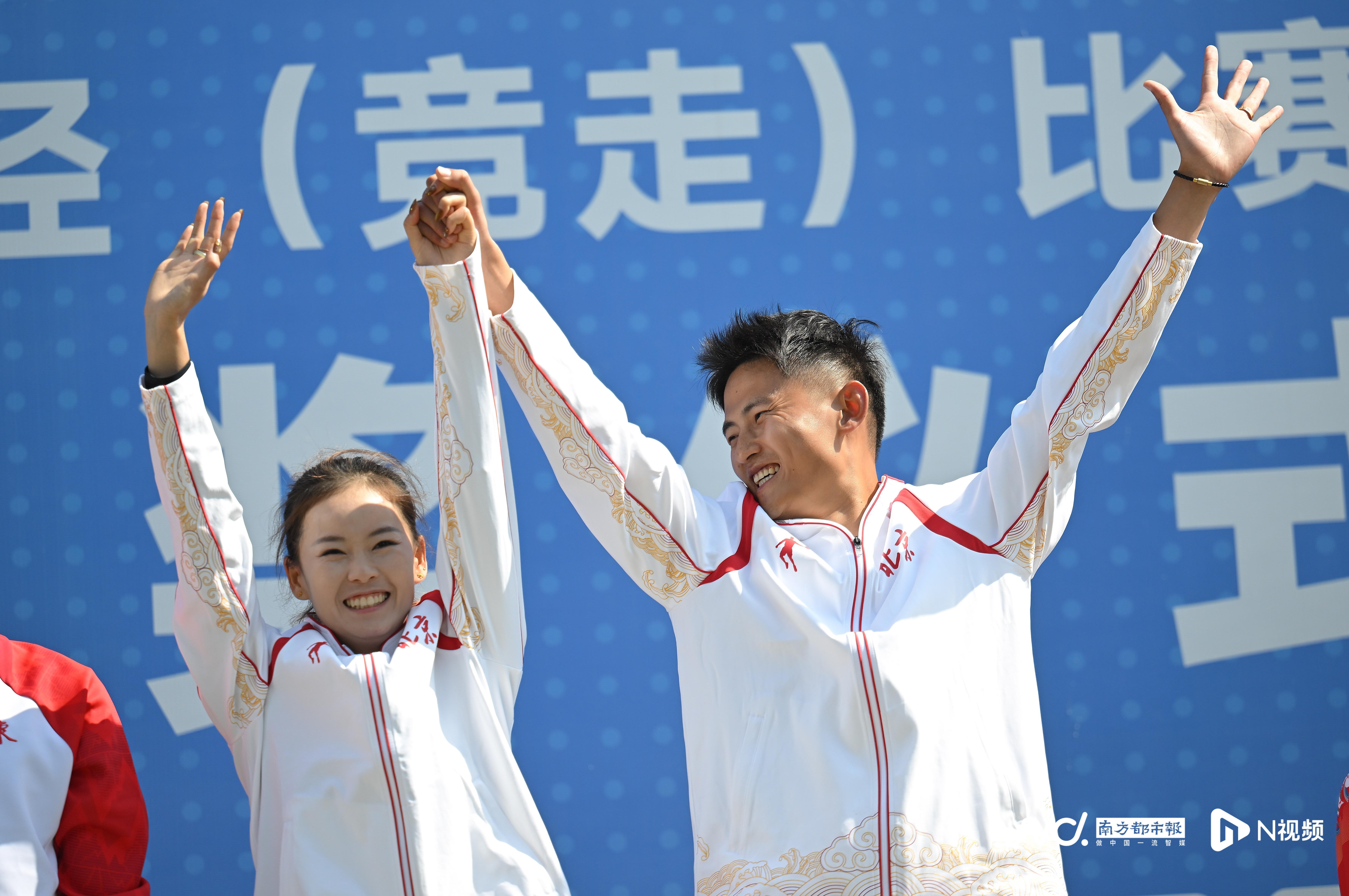 特写十五运会上，“三连冠”后的“公主抱”