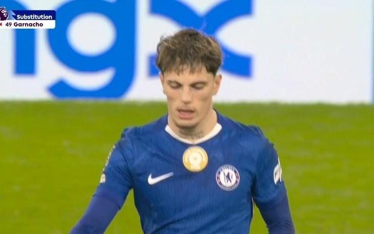 忘穿射门靴，加纳乔战埃弗顿错失3次