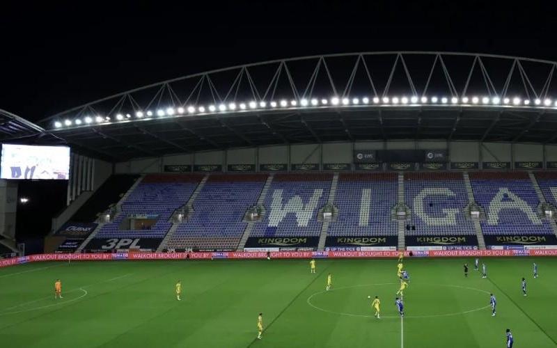 裁判执法维冈vs韦康比时受伤，去年双方交手就出现过这种情况