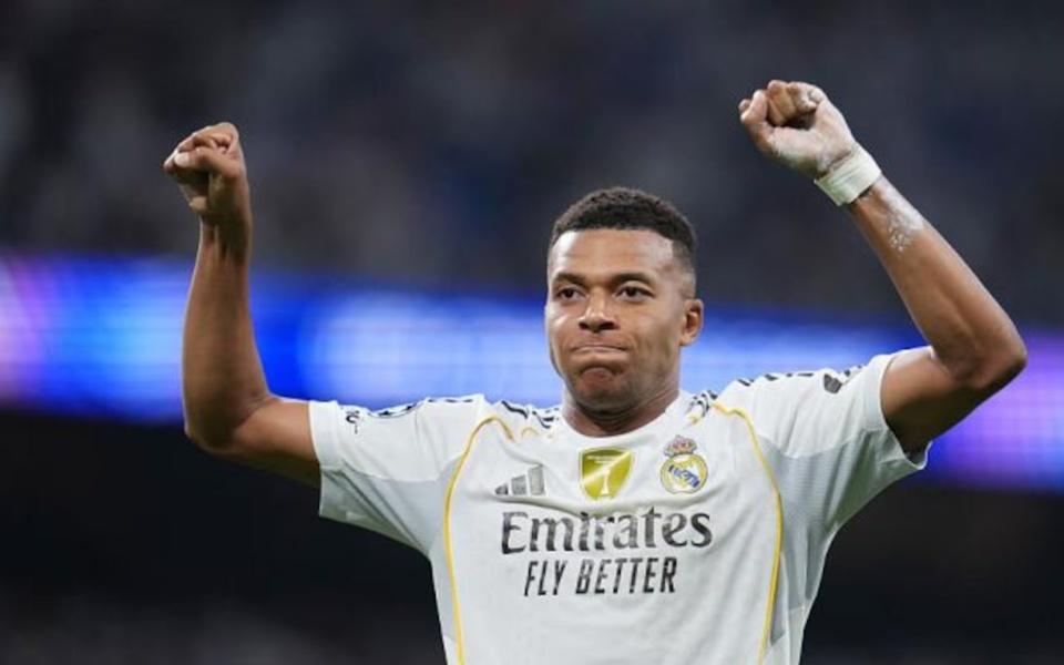 超级世界波+1！姆巴佩远射破门，门将跪地“投降”，5场轰5球