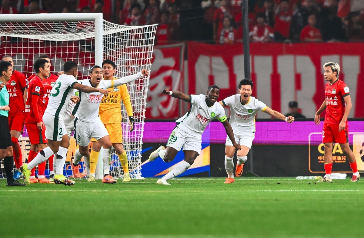 丢冠后再遭重创！曝河南队外援或遭足协处罚，韩国主裁判成导火索