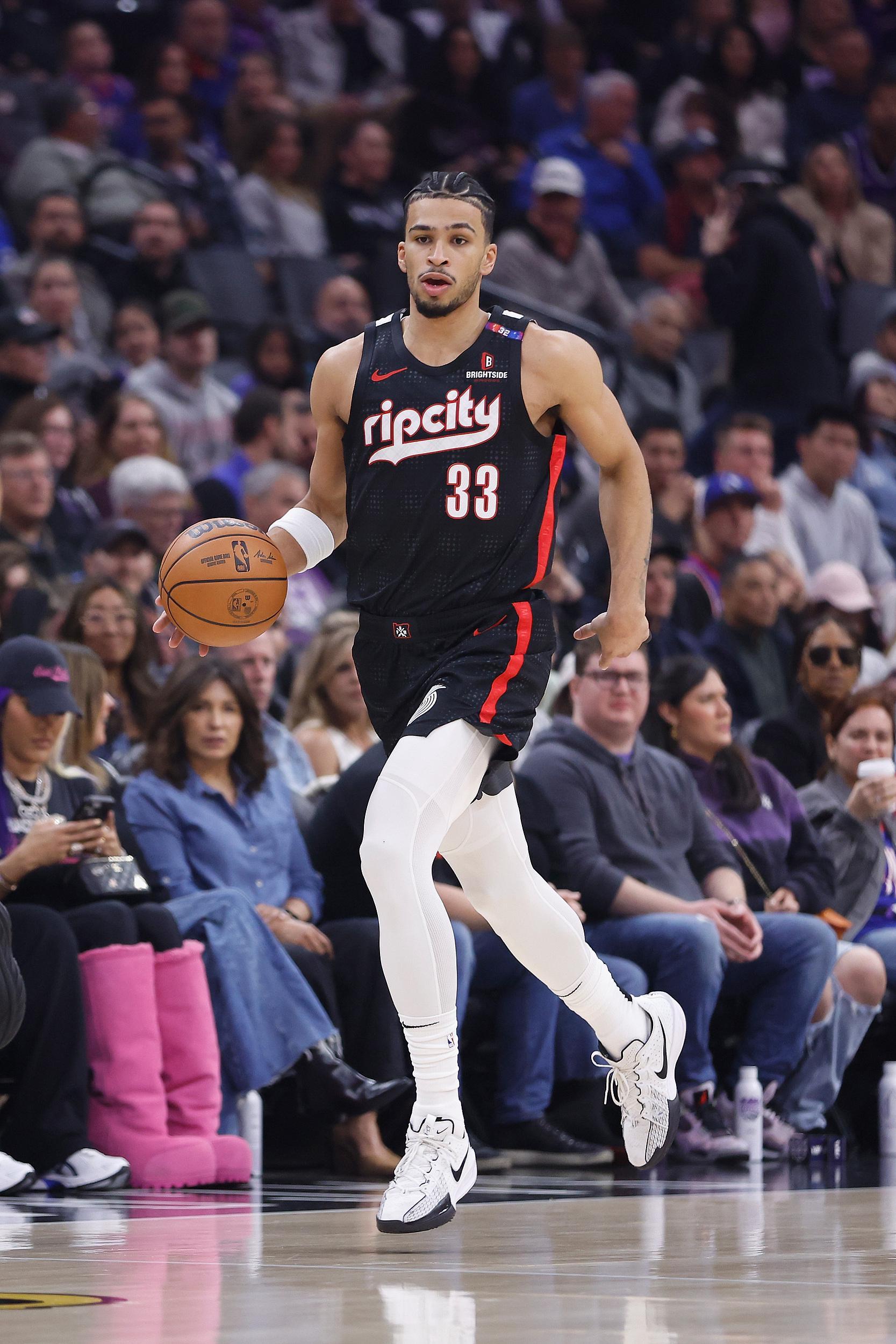 比卢普斯：卡马拉的膝盖有些酸痛，今天如果是常规赛他肯定会打