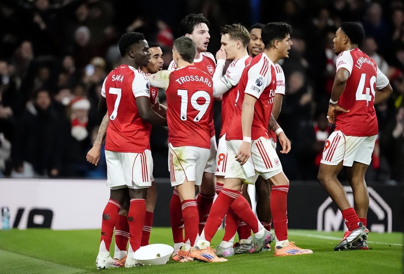 足坛狂欢夜！4大豪门齐齐奏凯，阿森纳