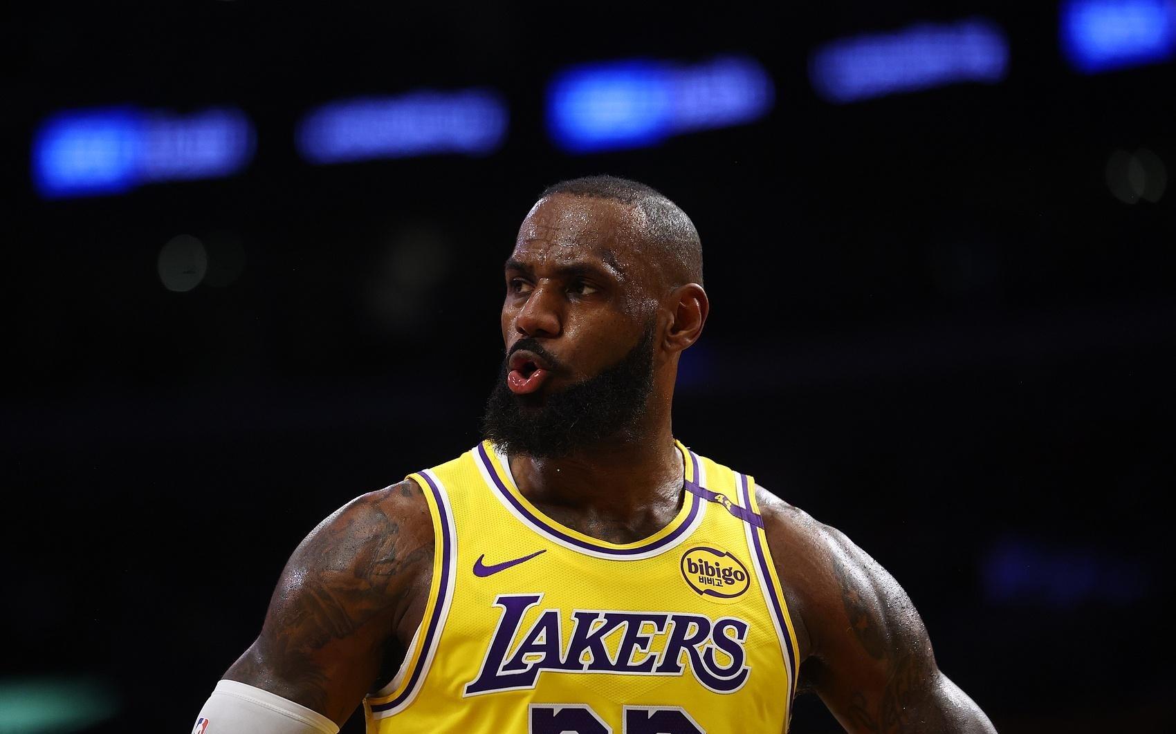夸梅：传言都说詹姆斯喜欢白人女孩NBA很快就会把这些事都捅出来