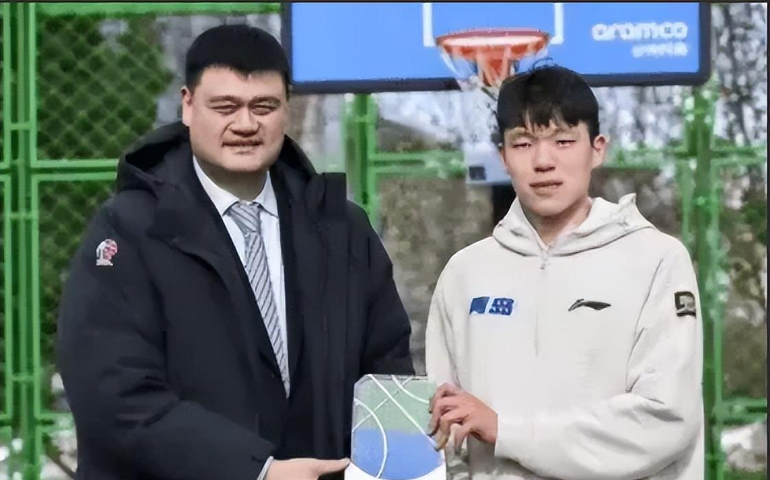 姚明中国赛再成焦点！与独行侠老板谈笑甚欢，阐述无官一身轻！