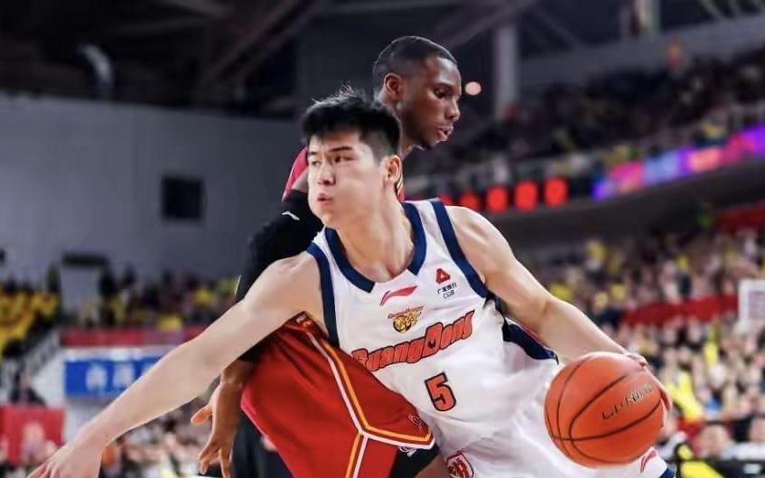 脚踹徐杰，撂倒陈家政，球迷怒喷严惩CBA恶汉，杜锋被裁判制裁