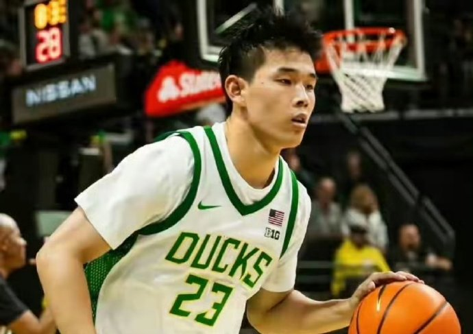 太夸张了！CBA得分王打大学生18中1，球