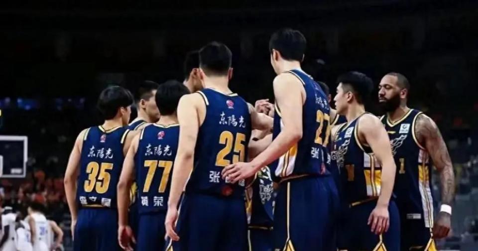 抵达！广东新援已经到宾馆球迷又调侃看走路姿势如何