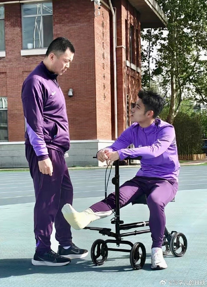 记者：津门虎昨日拍摄25赛季全家福，脚