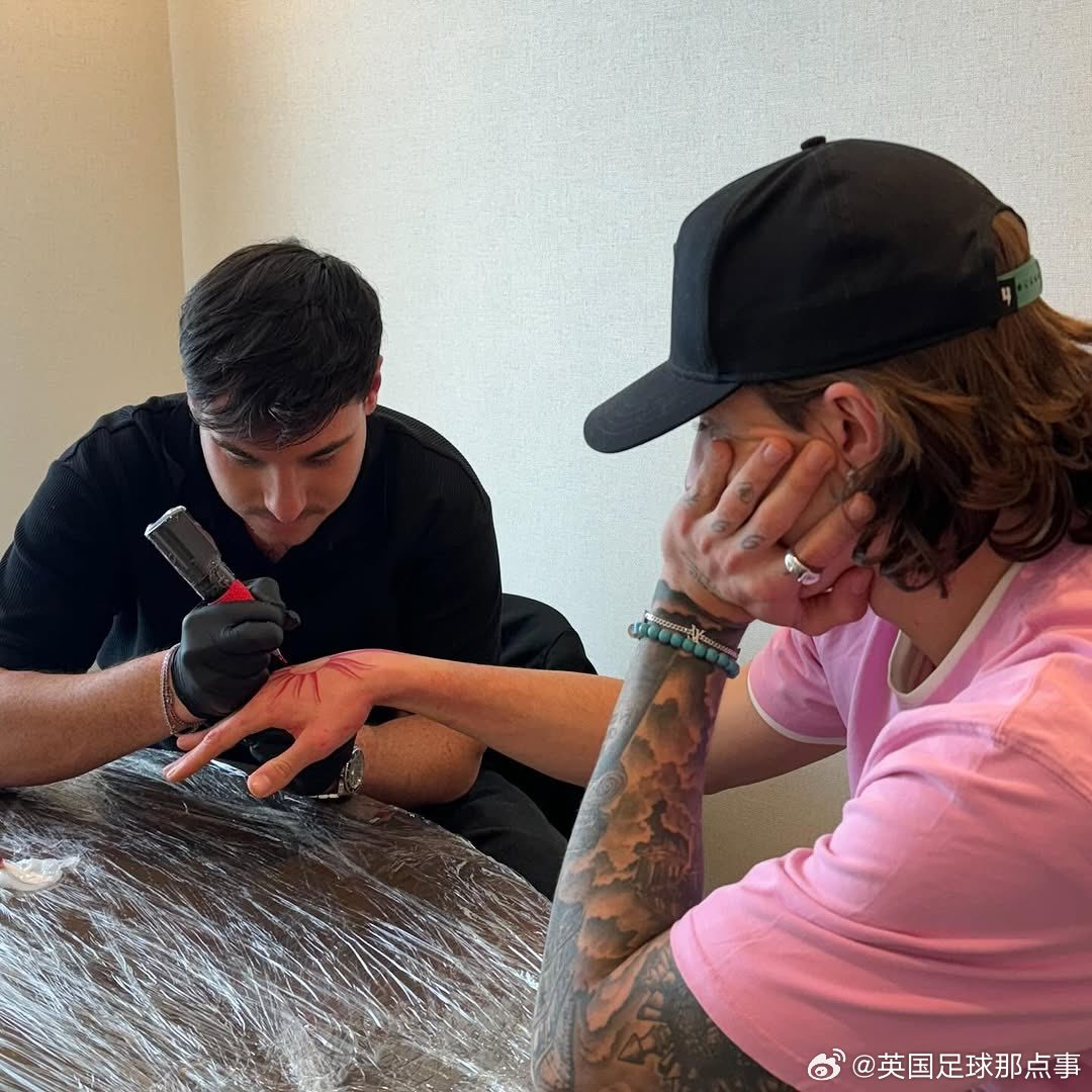 卡拉菲奥里的新纹身，右手背上的红色太阳