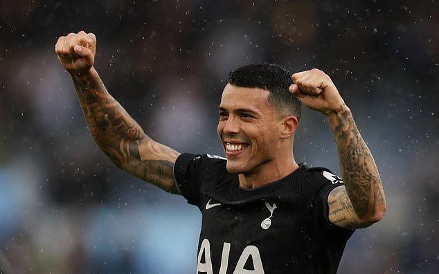 波罗被利兹球迷扔出的电子烟击中,他将其捡起假装抽烟