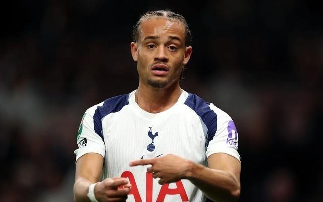 同样22岁来自德甲：西蒙斯和维尔茨一起在英超迷失