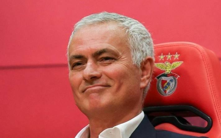 闭环穆帅带费内巴切欧冠输给本菲卡后下课，如今执教本菲卡