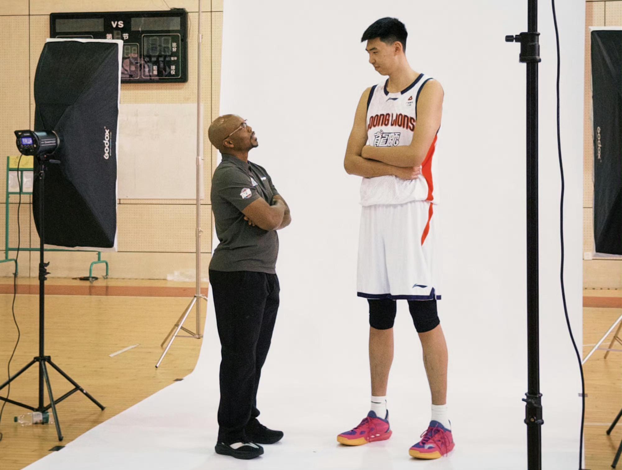 首秀轰6分13板2帽！中国男篮21岁2米26中锋蜕变：离开宏远获重用