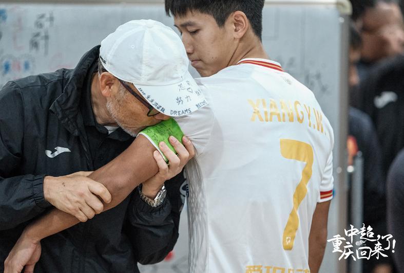 铁血丹心！40岁重庆老妖泪奔，向余望不走了！国安收三杰有优先权