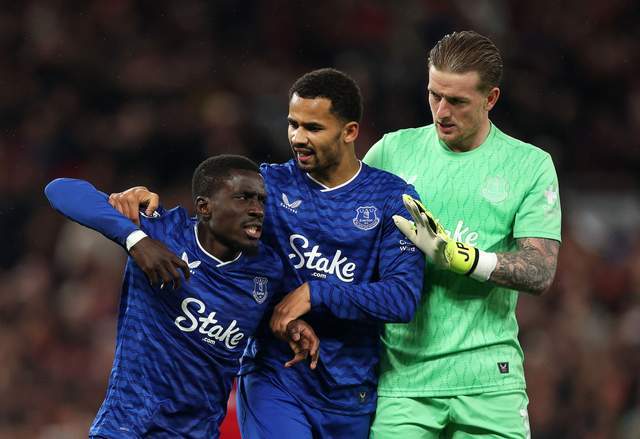 英超奇葩一幕：27岁名将怒不可遏扇队友耳光！现场要干架