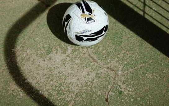 彪马推出本赛季西班牙国家德比专属用球，以黑白为主要配色