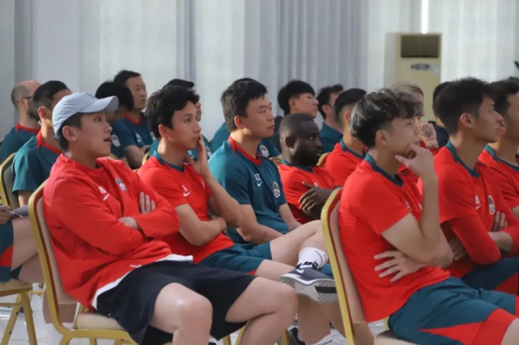 河南俱乐部一线队召开内部会议，加强