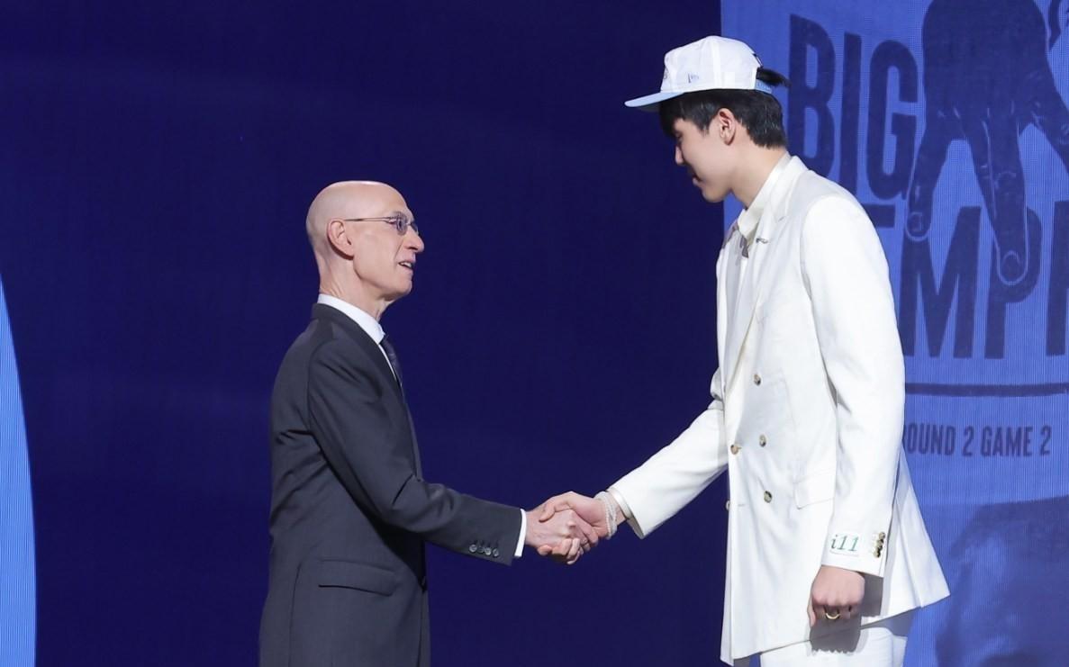 萧华称赞杨瀚森：他看起来是一个很有前途的NBA新秀