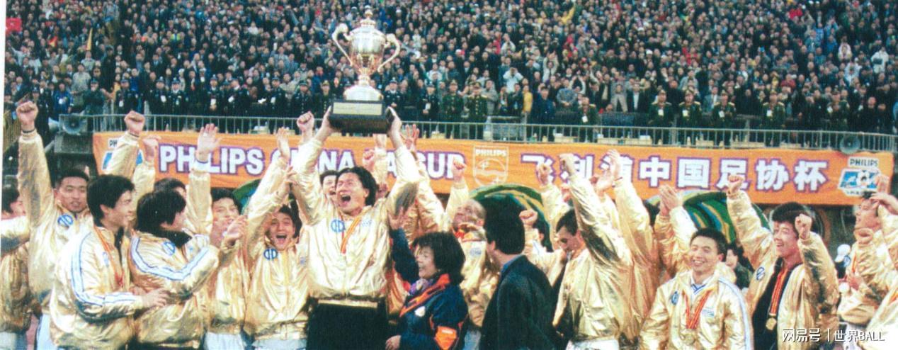 常玩火者终自焚：重庆两江竞技队名队徽演变史