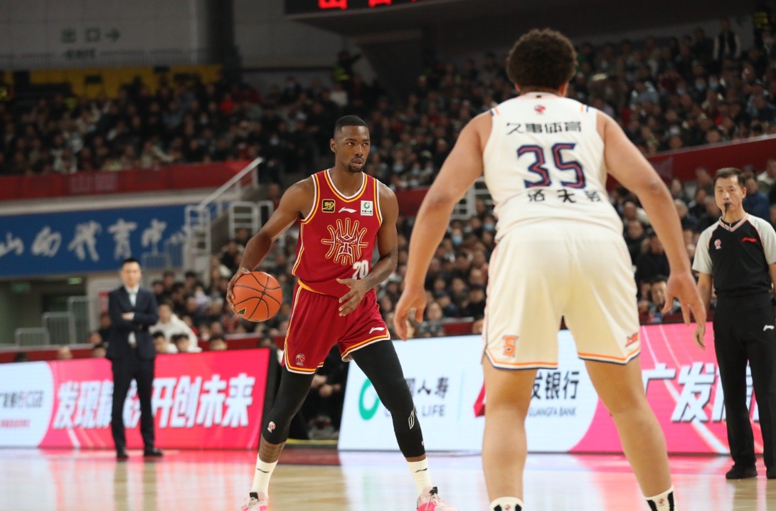 正式官宣！2米08争议大外援加盟江苏，上赛季代表山西场均8分5板