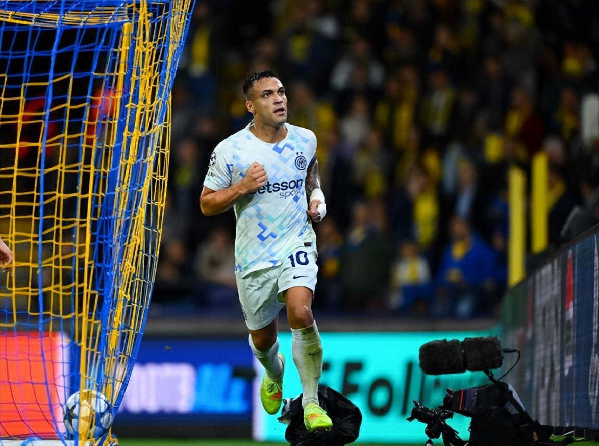 欧冠刺激夜！8场比赛43球，巴萨国米皆大胜，意甲冠军与马竞惨败