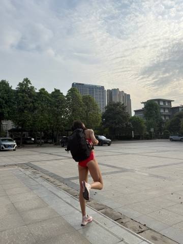 即将迎来100米栏赛季首秀！吴艳妮晒训练照：周一快乐