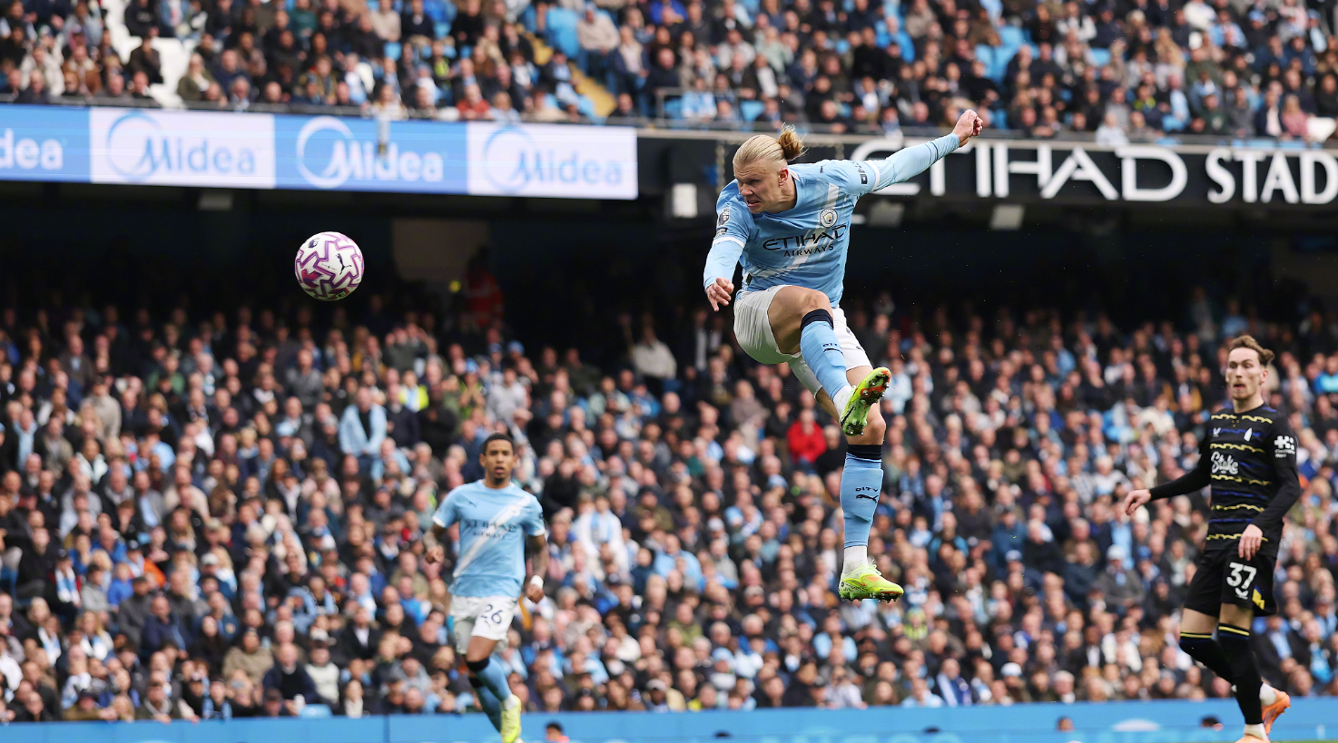 20!哈兰德11连斩,5分钟双响+反超曼联名宿,曼城追平阿森纳