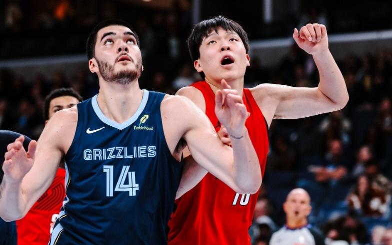 刷屏热搜！杨瀚森赛后拥抱周志豪媒体人热议尚未到NBA首发实力