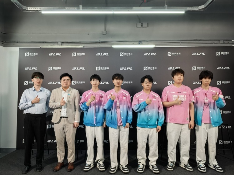BLG赛后群访教练：希望淘汰赛可以让大家看到一个更完美的BLG