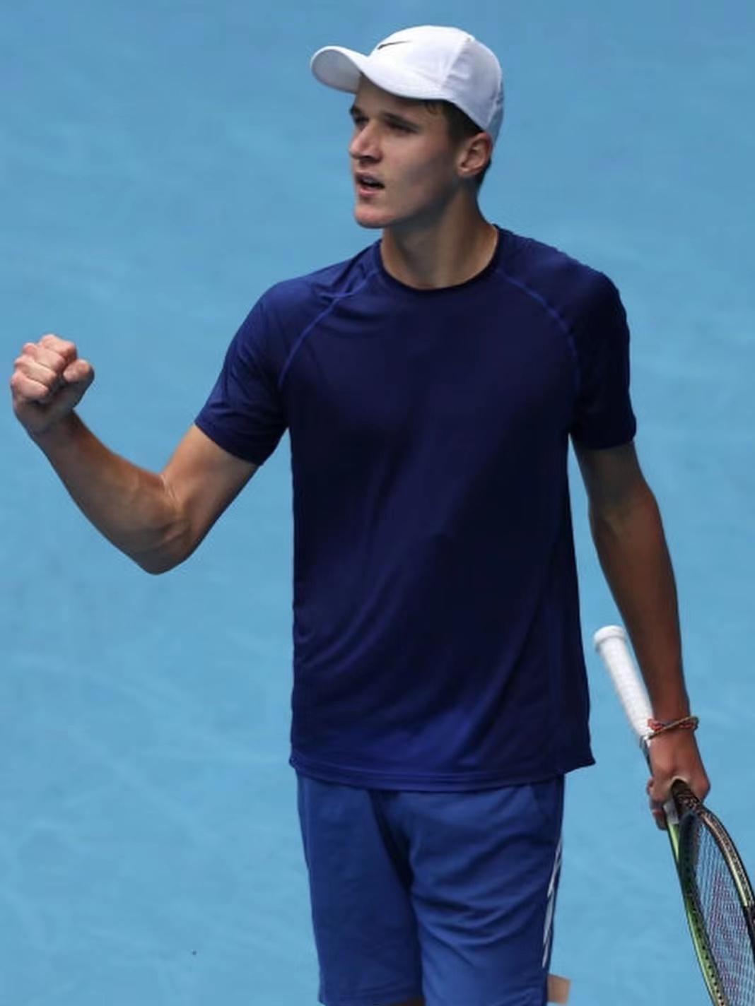 2025两新科巡回赛冠军，上周巡回赛逞