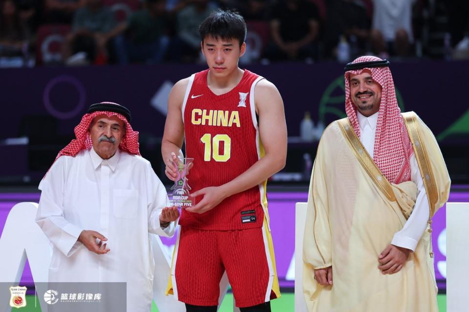 暑假工惊艳入选最佳阵容！中国男篮藏着崛起希望，他该拿NBA合同