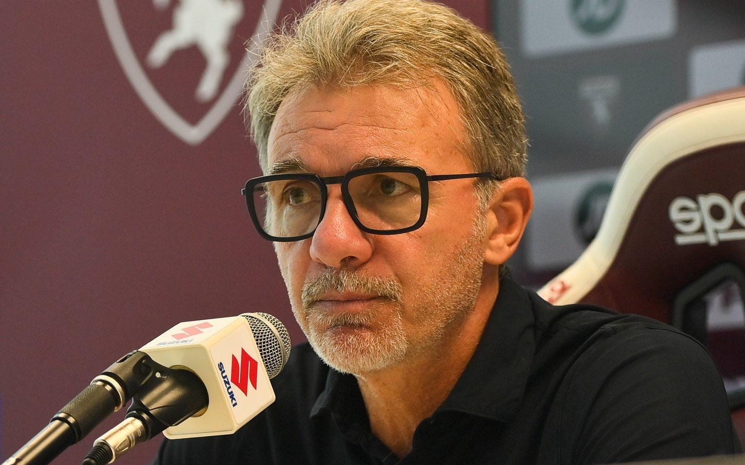 两名记者赛后发布会爆发冲突，巴罗尼