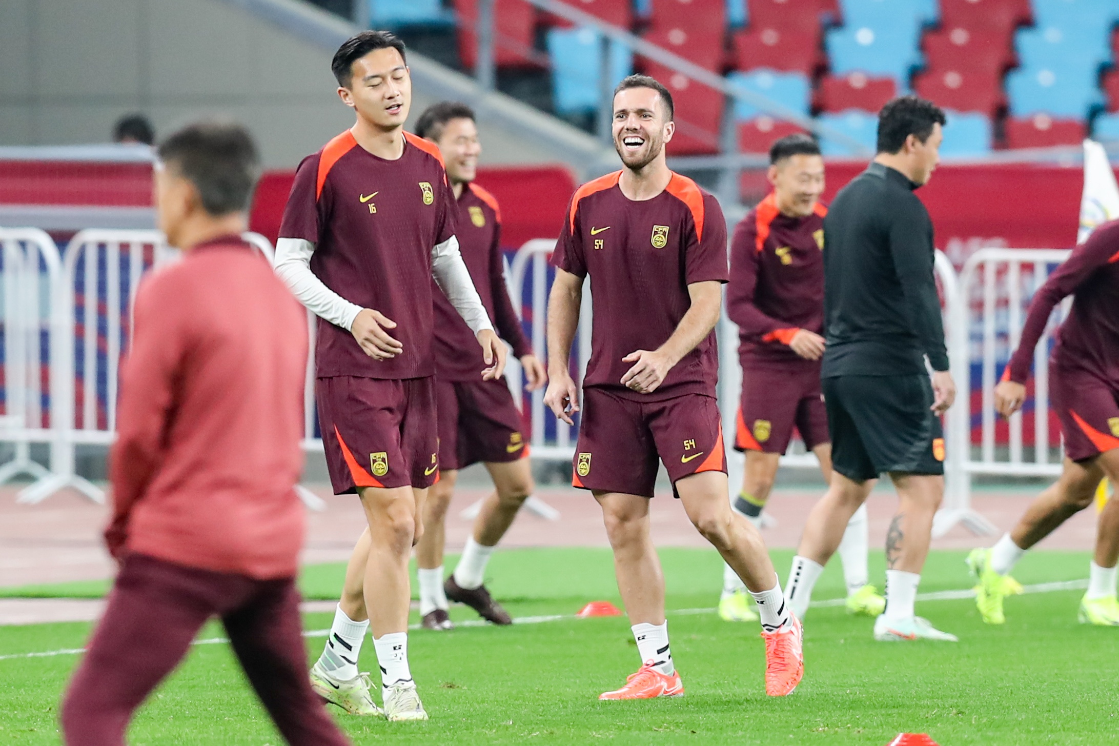 直播吧：国足将在足协杯第3轮后组织集训，大概率安排在上海