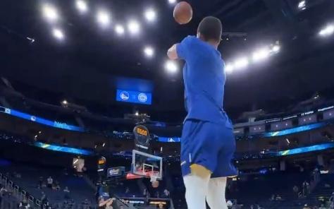 就是准!库里赛前热身时连中logo三分,轻松写意