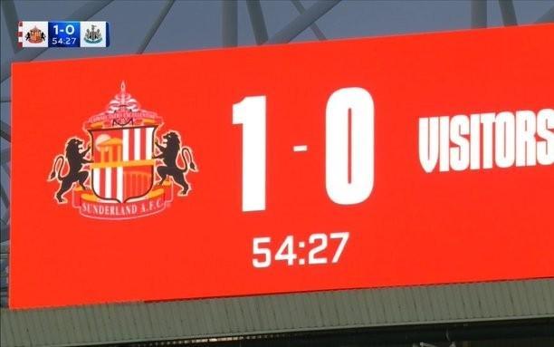 德比氛围！桑德兰主场比分牌不写死敌