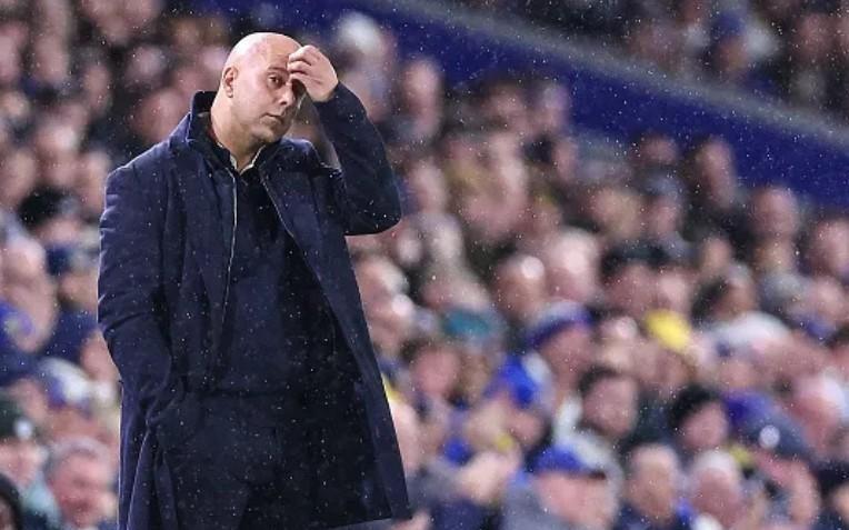 内维尔：现在不该讨论斯洛特的帅位，他