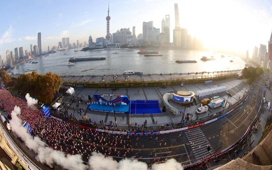 2025上海马拉松开跑，龚正市长鸣枪发令