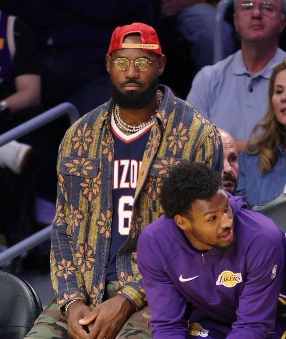 记者:詹姆斯距离复出还有三周时间,预计11月中旬复出