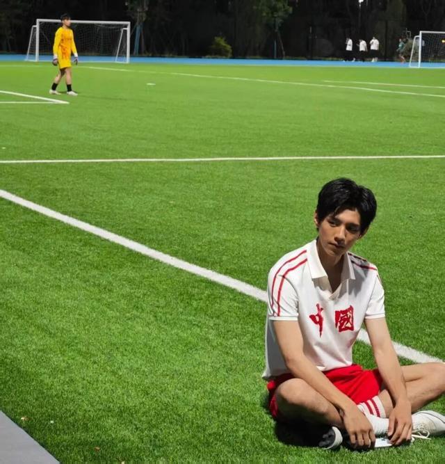 前中超门将王年将成转型当短剧演员：踢球曾月薪3000元，看到国足无缘世界杯、被人调侃会很难过