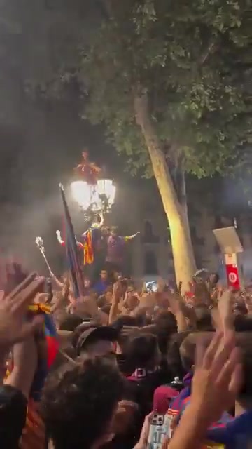 巴萨球迷庆祝夺冠，长时间高喊梅西的名字