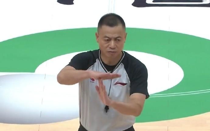 媒体人：新赛季CBA累计8次技犯停赛1