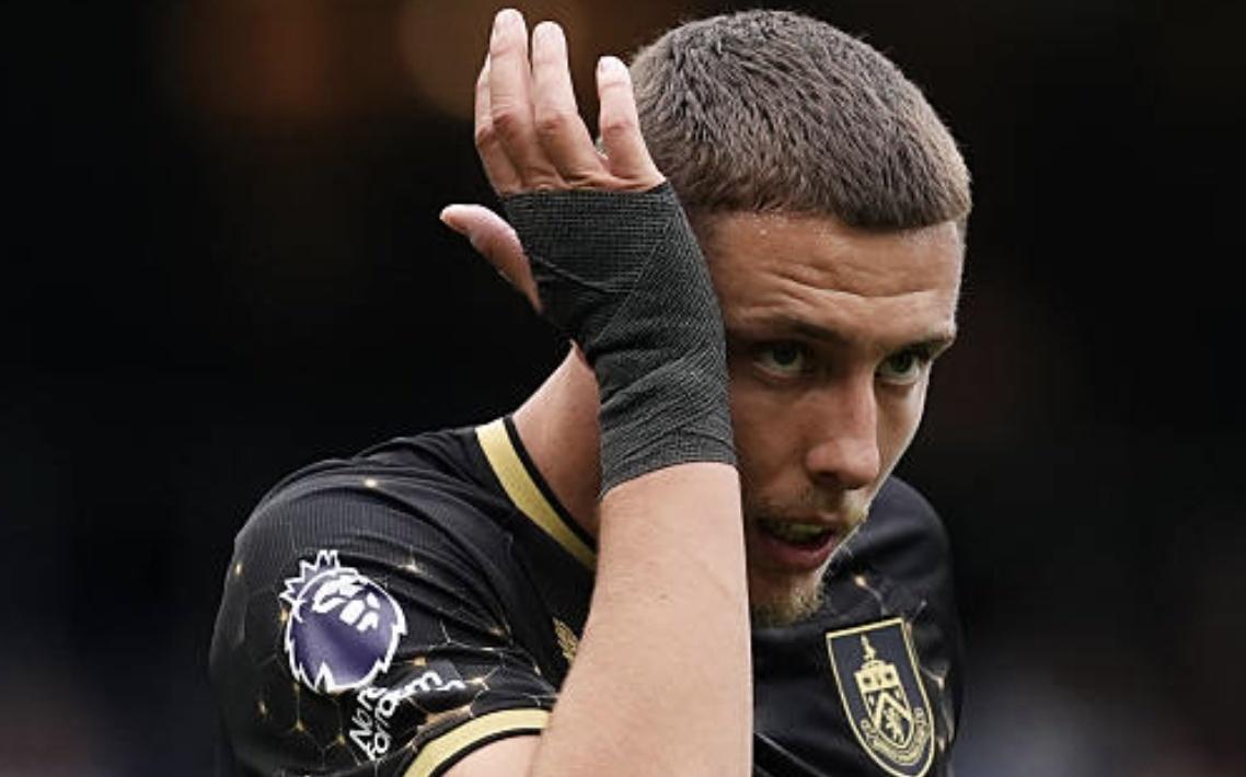 尴尬！埃斯泰夫成为英超史上第六位单场打进2个乌龙的球员