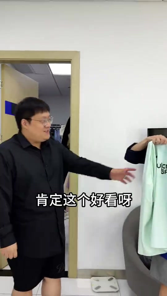 解说米勒整活视频：今天这俩队服哪个好看一点