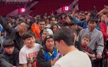 人气爆棚！大批球迷在通道等待杨瀚森，他将球鞋送给小球迷