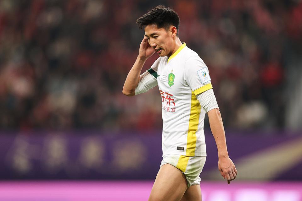 亚冠搂脖抱摔河内球员染红！28岁国安国脚遭重罚：禁赛4场罚款1万