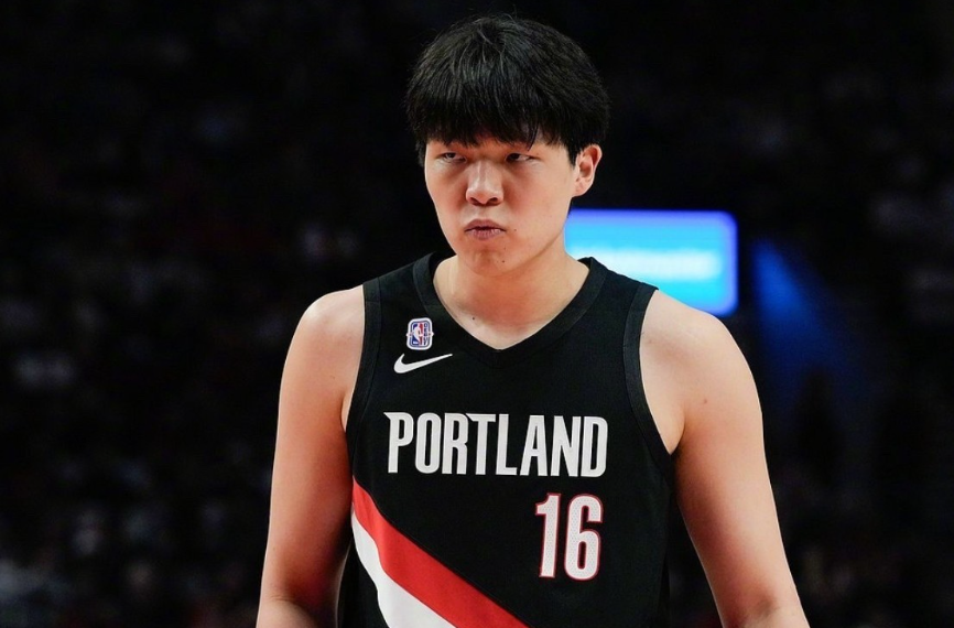 开拓者大战湖人前，杨瀚森迎坏消息：一周后，恐怕连板凳都坐不了