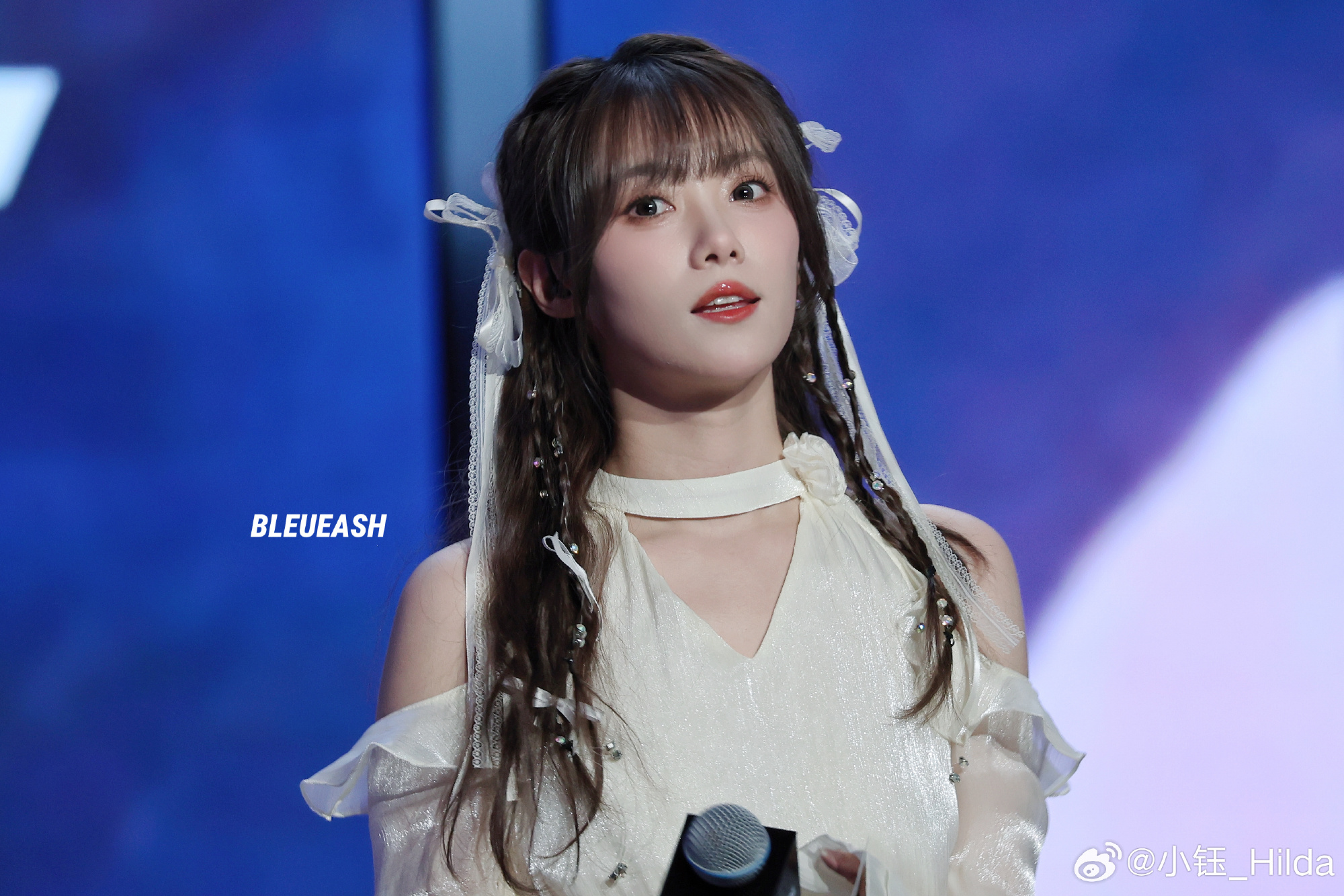 LPL女主持人小钰晒照：夏天波光粼粼的材质增加一点清凉感