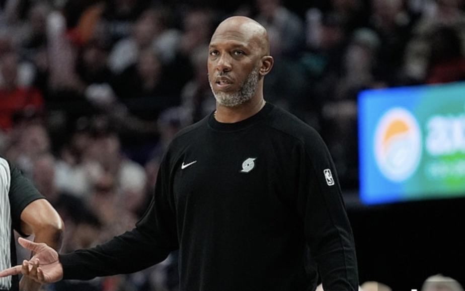 NBA开拓者主帅比卢普斯被捕当天执教揭幕战，中国球员杨瀚森完成首秀